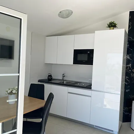 Mirakul Apartment Vir